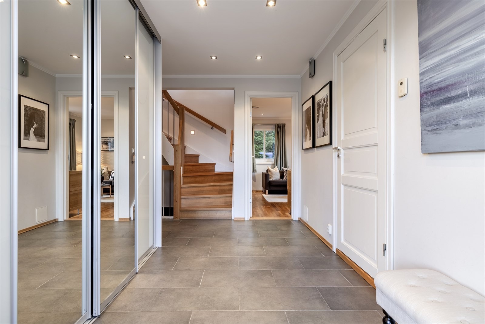 Gangen er romslig med god plass til oppbevaring av yttertøy og sko i stor skyvedørsgarderobe. Galleribilde