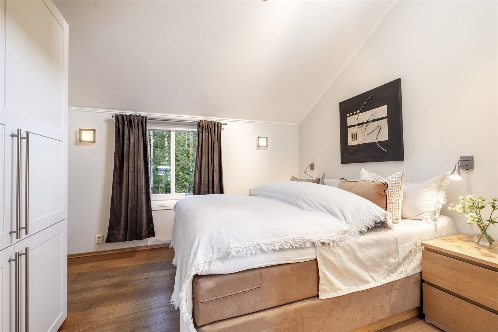 På soverommet er det god plass til dobbeltseng og nattbord. Galleribilde