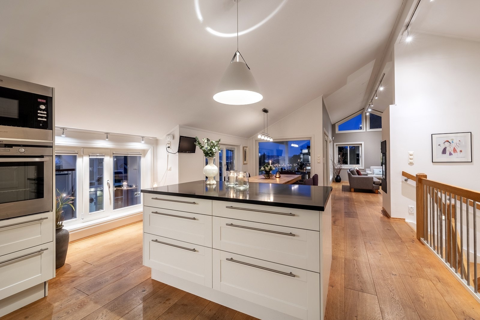 Det er integrert kjøl/fryseskap, oppvaskmaskin, mikro, platetopp og stekeovn samt mekanisk avtrekksvifte over stekesonen. Galleribilde