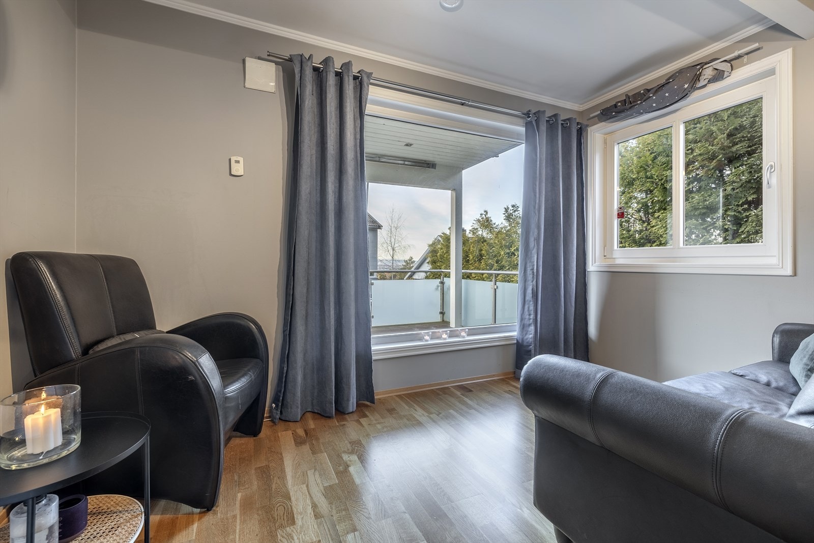 I stuen er det plass til sofa med tilhørende møblement. Galleribilde