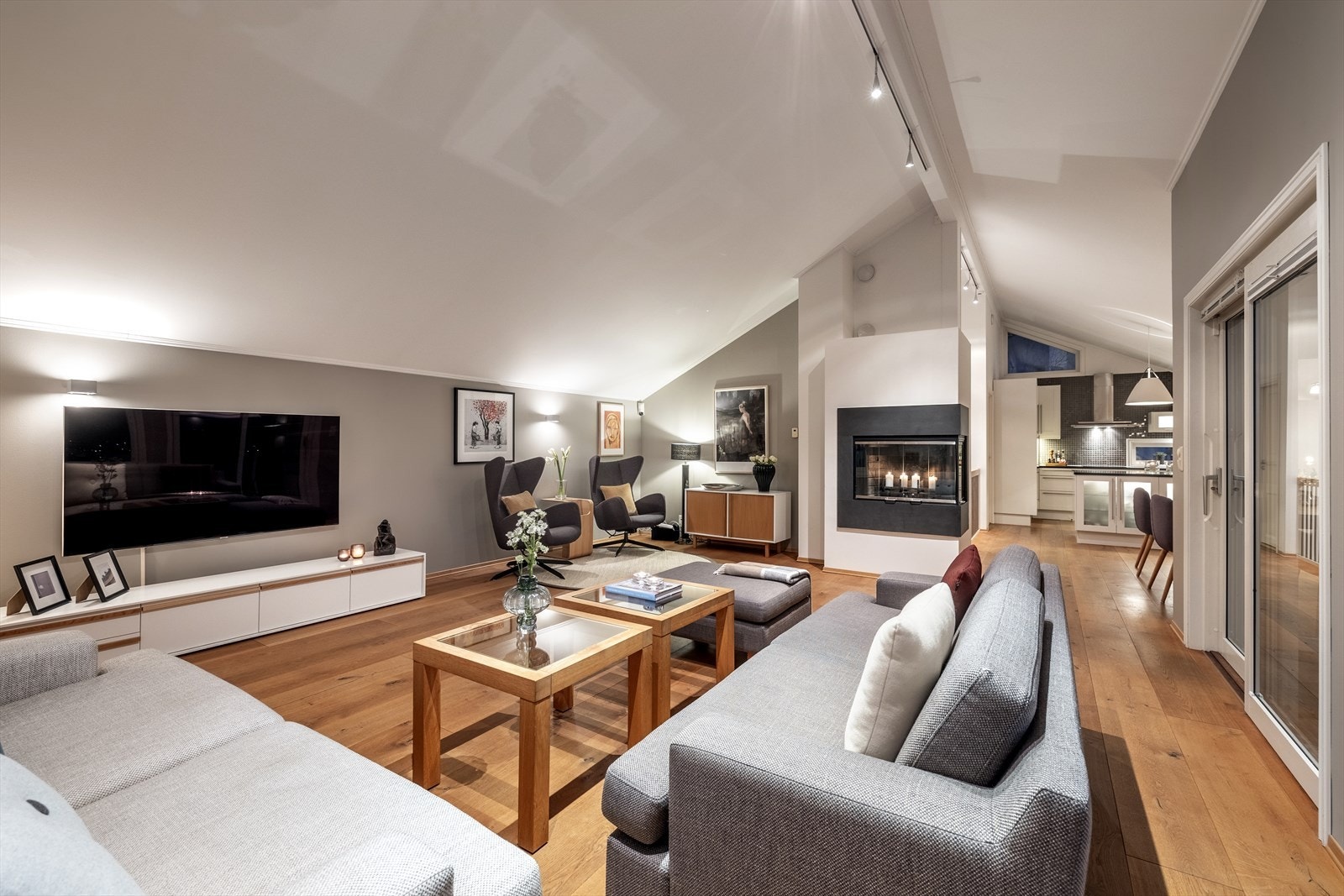 Stuen har generøs takhøyde, eksklusiv heltregulv og lune fargevalg. Galleribilde