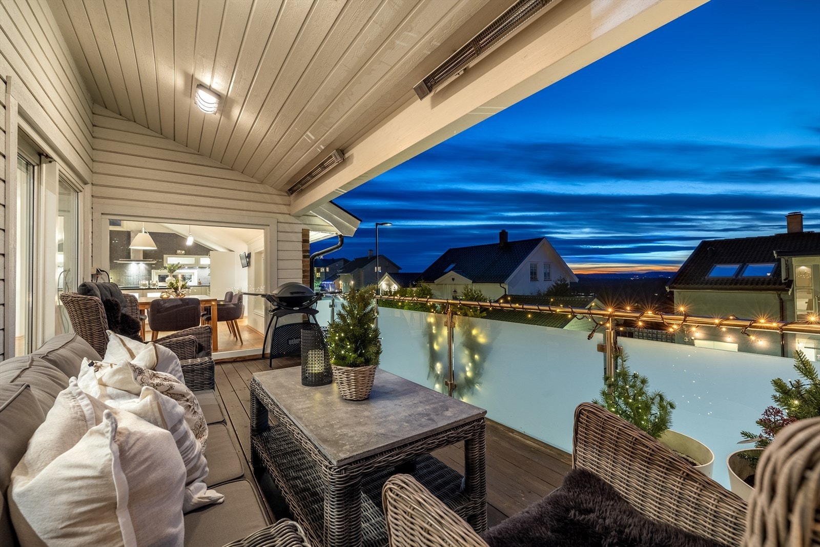 Det er montert varmelamper, belysning og skjermvegg. Galleribilde