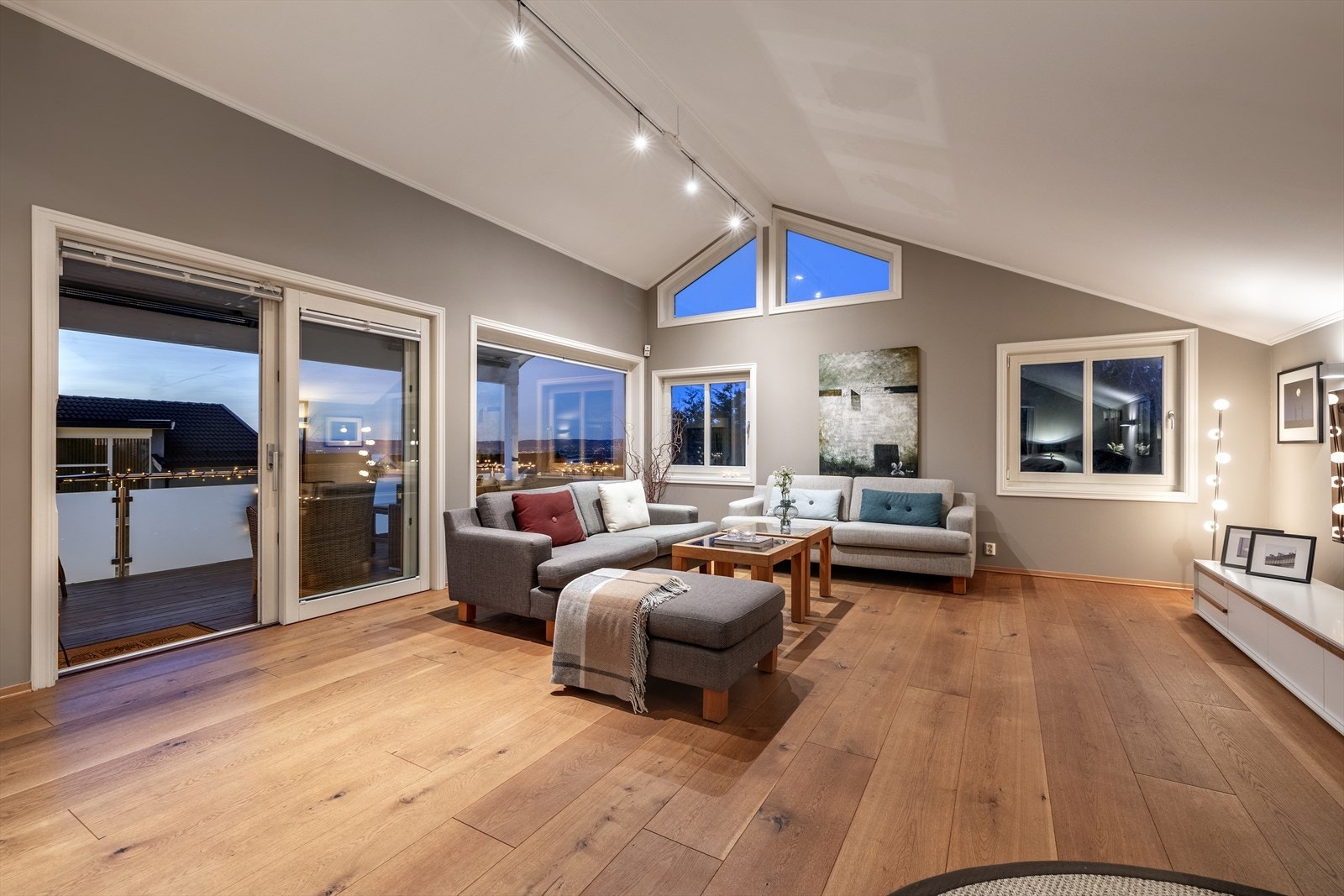 Lys og meget innbydende stue av god størrelse. Galleribilde