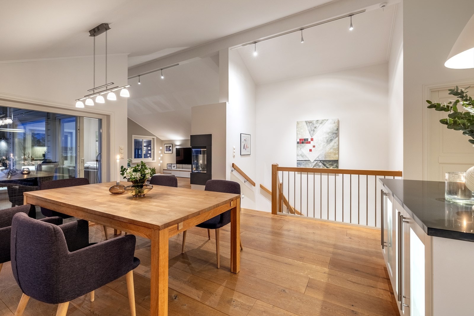 Boligen har en god planløsning over tre plan med fin og funksjonell arealfordeling. Galleribilde