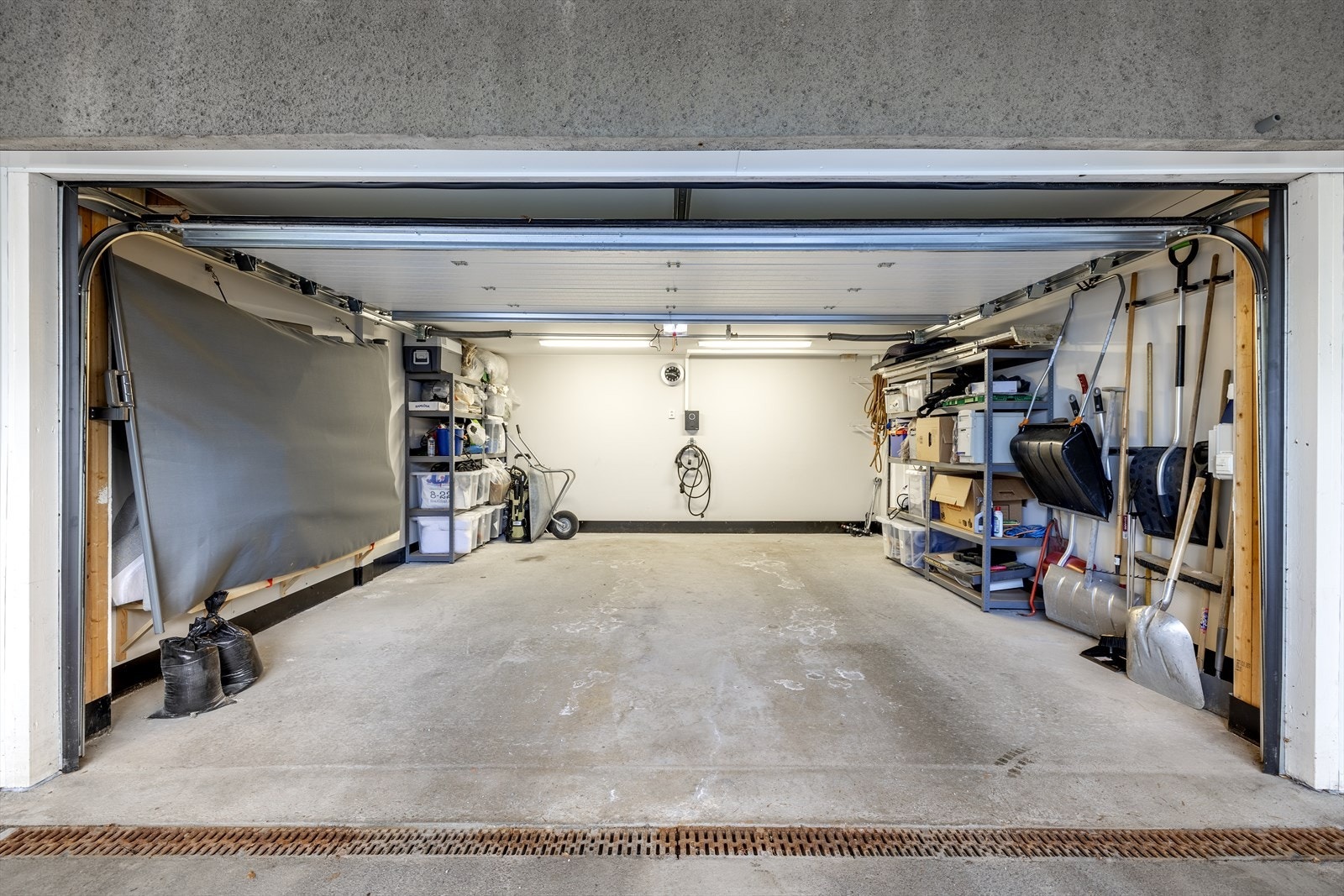 Garasje med port og ekstra lagringsplass. Galleribilde