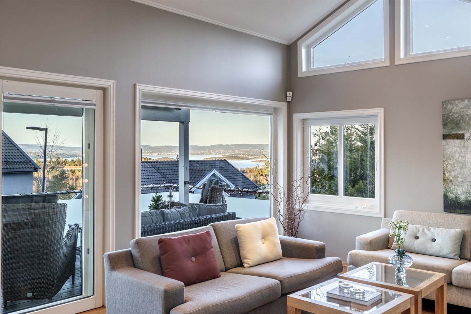 Rommet har store vindusflater med gode lysforhold og fin utsikt. Galleribilde