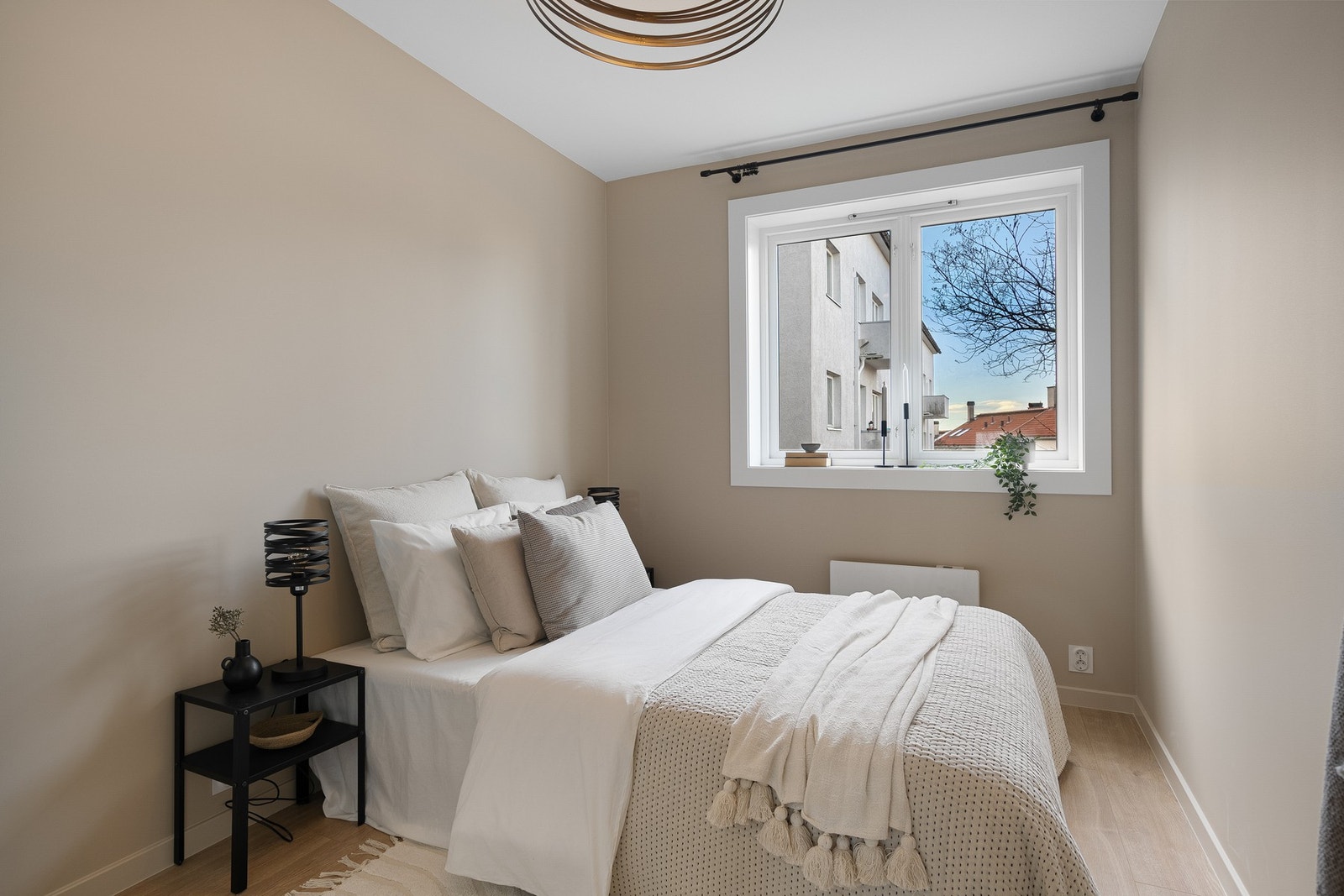 God plass til stor dobbeltseng. Galleribilde