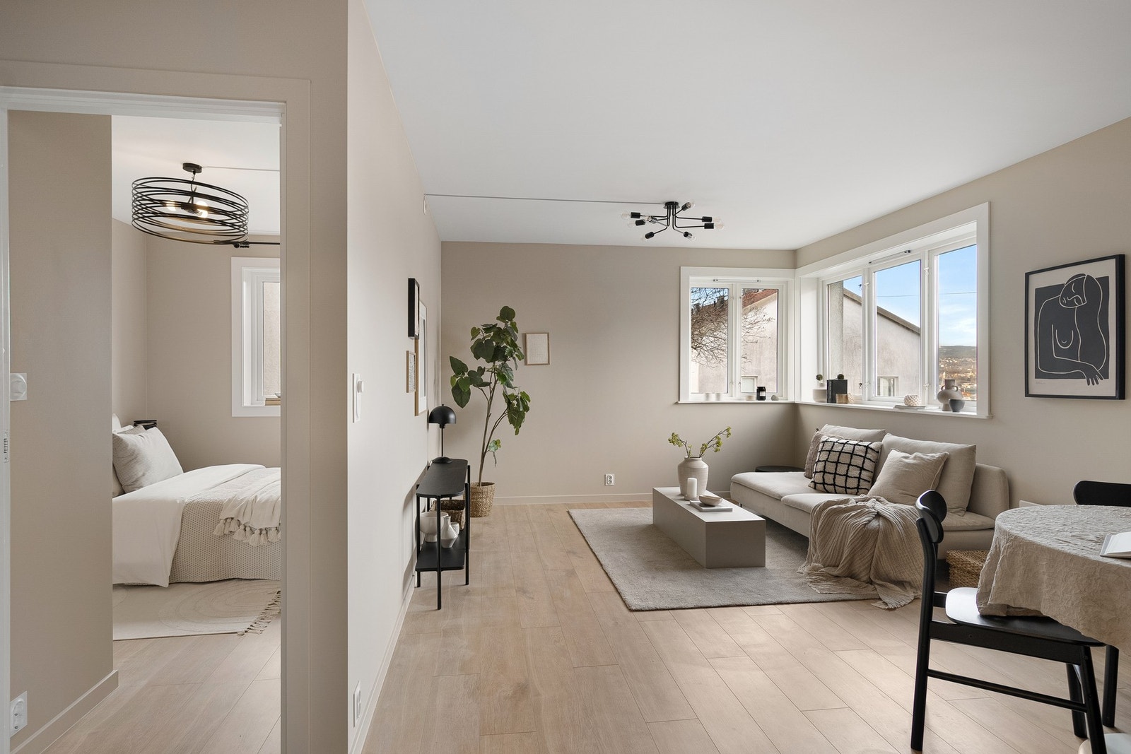 Lys stue med god plass til både sofaløsning og spisegruppe. Galleribilde
