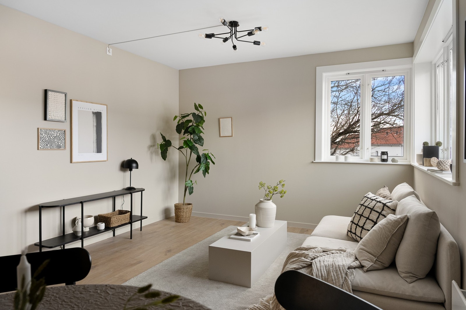 Appstyrt panelovn i stue og soverom. Nytt sikringsskap og nytt elektrisk anlegg. Galleribilde