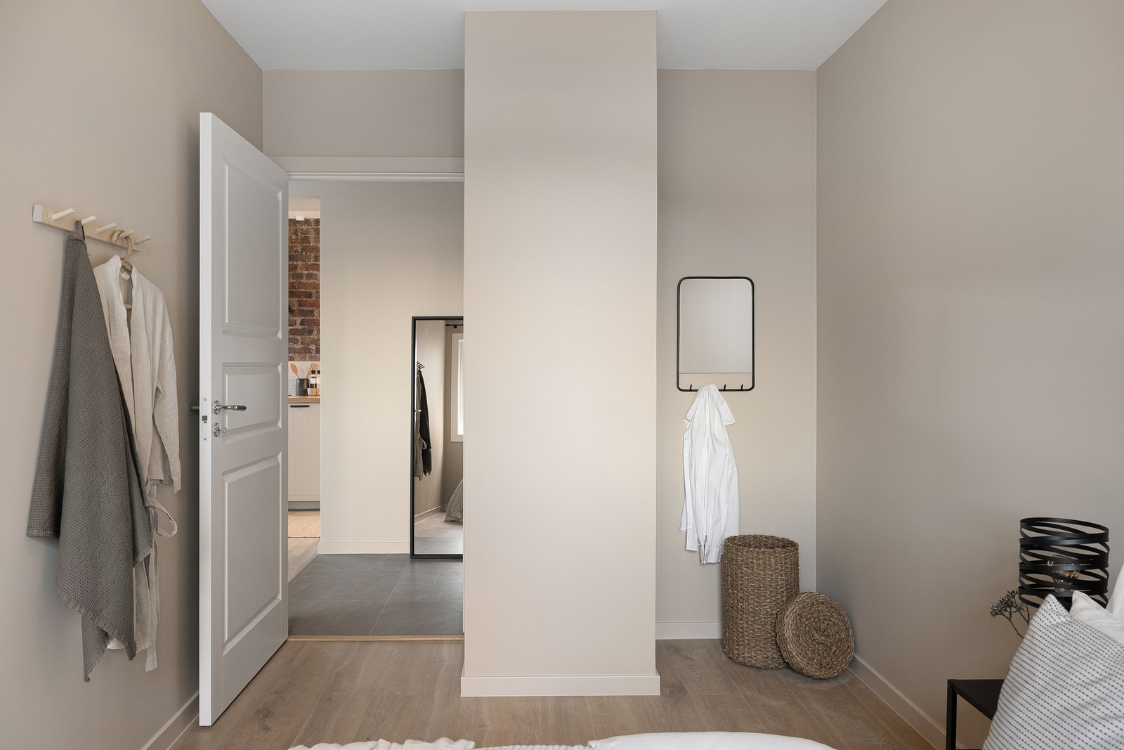Romslig soverom med plass til både garderobe, kontor og seng. Galleribilde