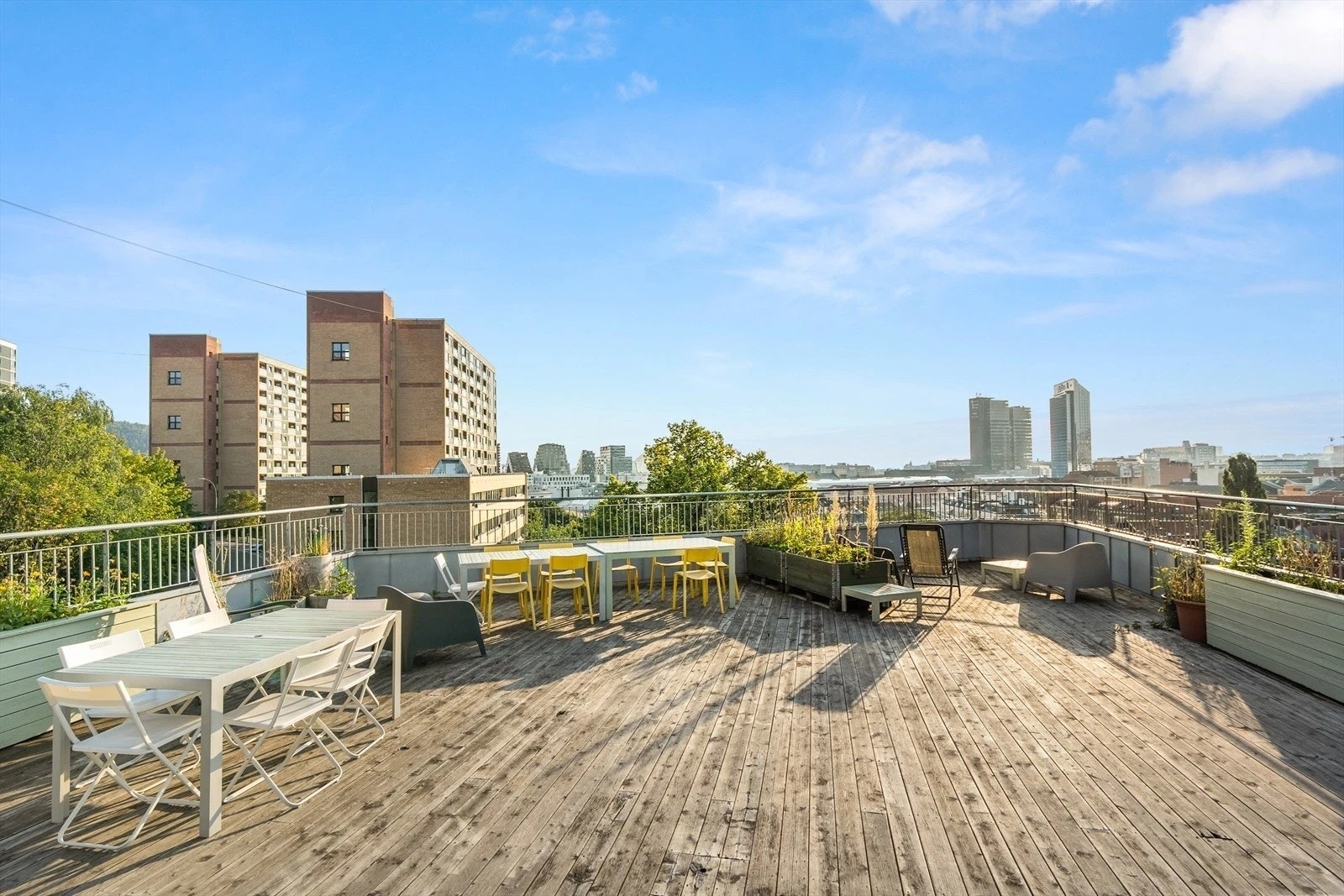 Felles takterrasse med sol hele dagen og fantastisk utsikt over byen. Galleribilde