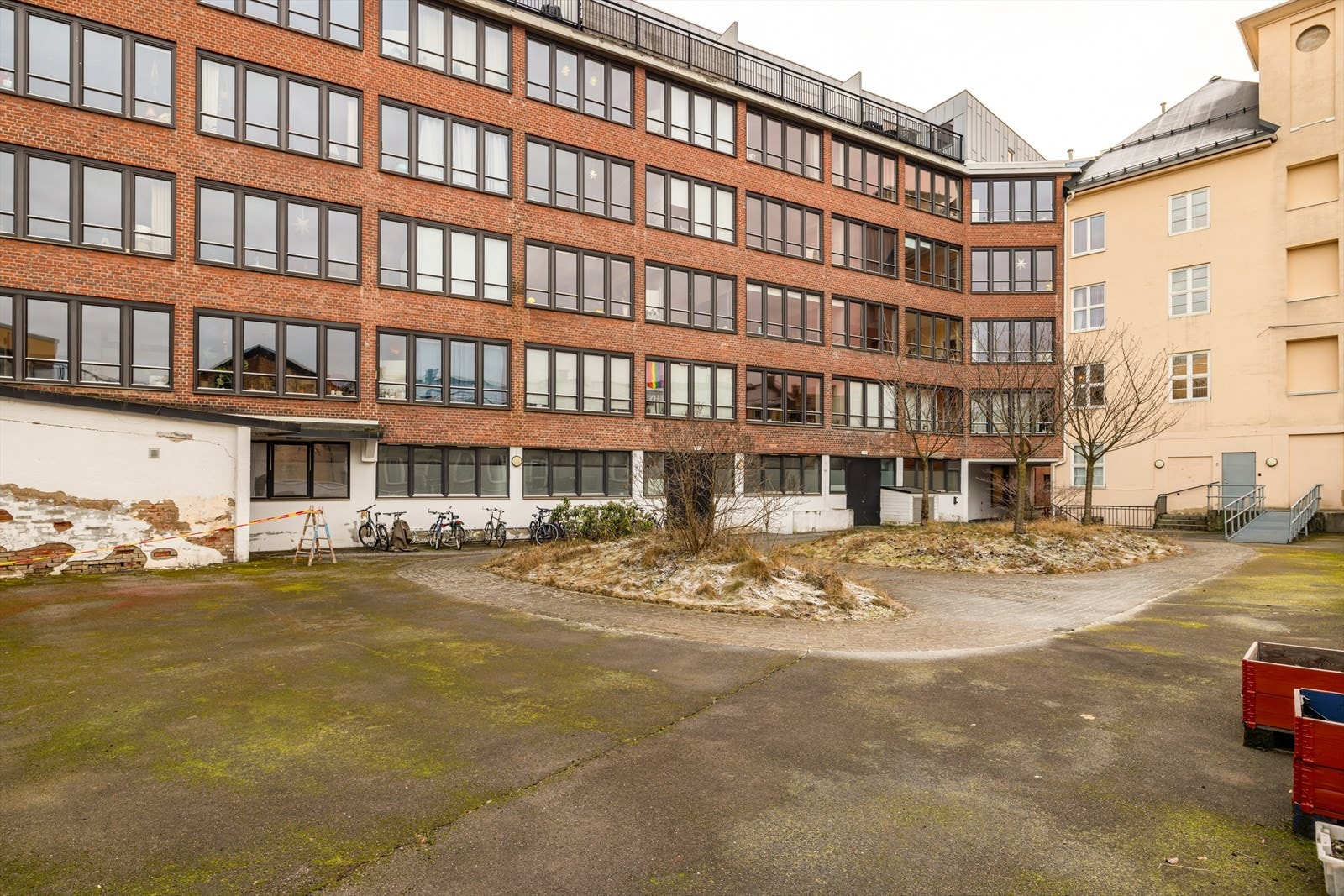 Sykkelparkering i bakgården. Galleribilde