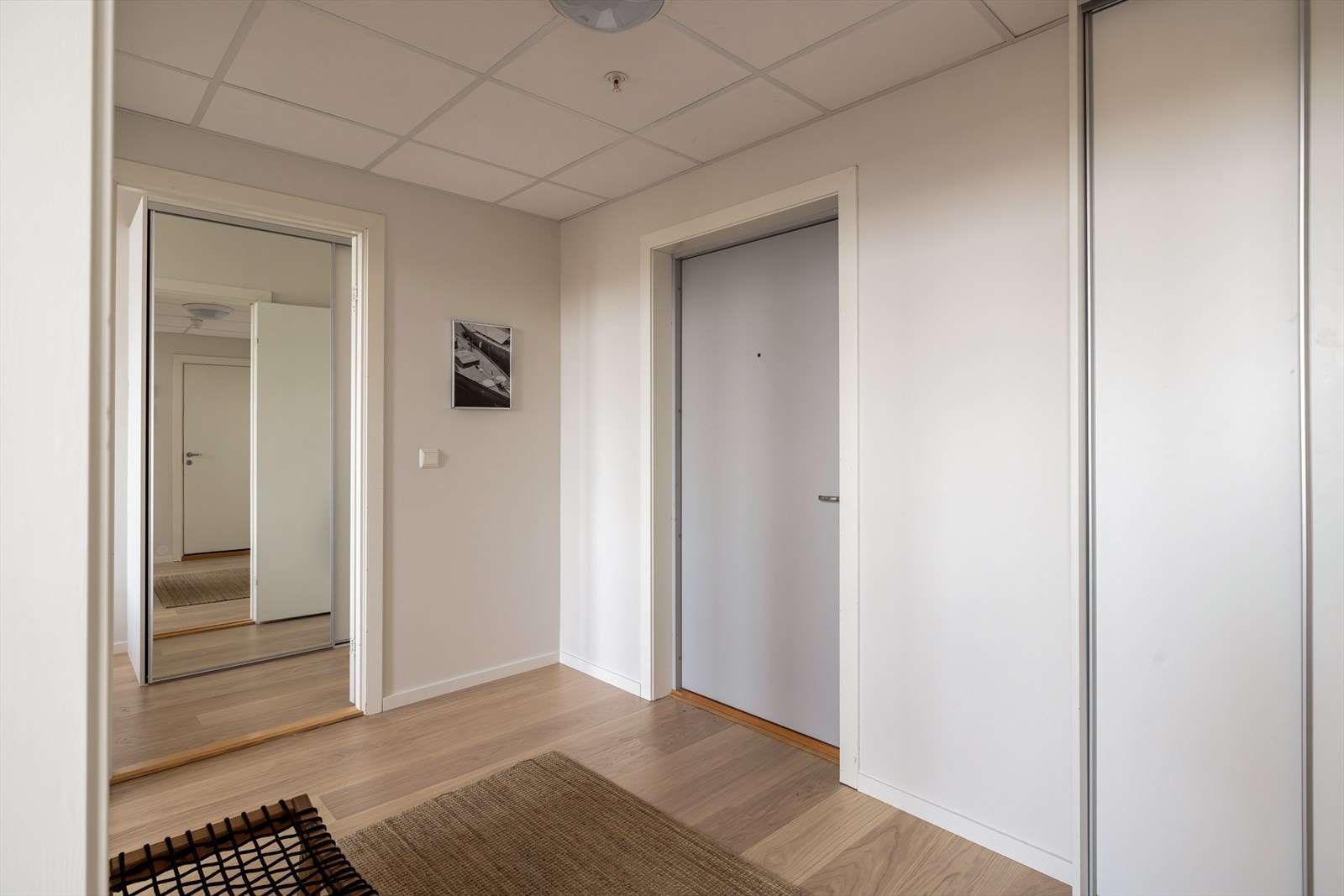 Her kommer man inn i en lys entré med skyvedørsgarderobe med god plass til oppbevaring av yttertøy. Galleribilde