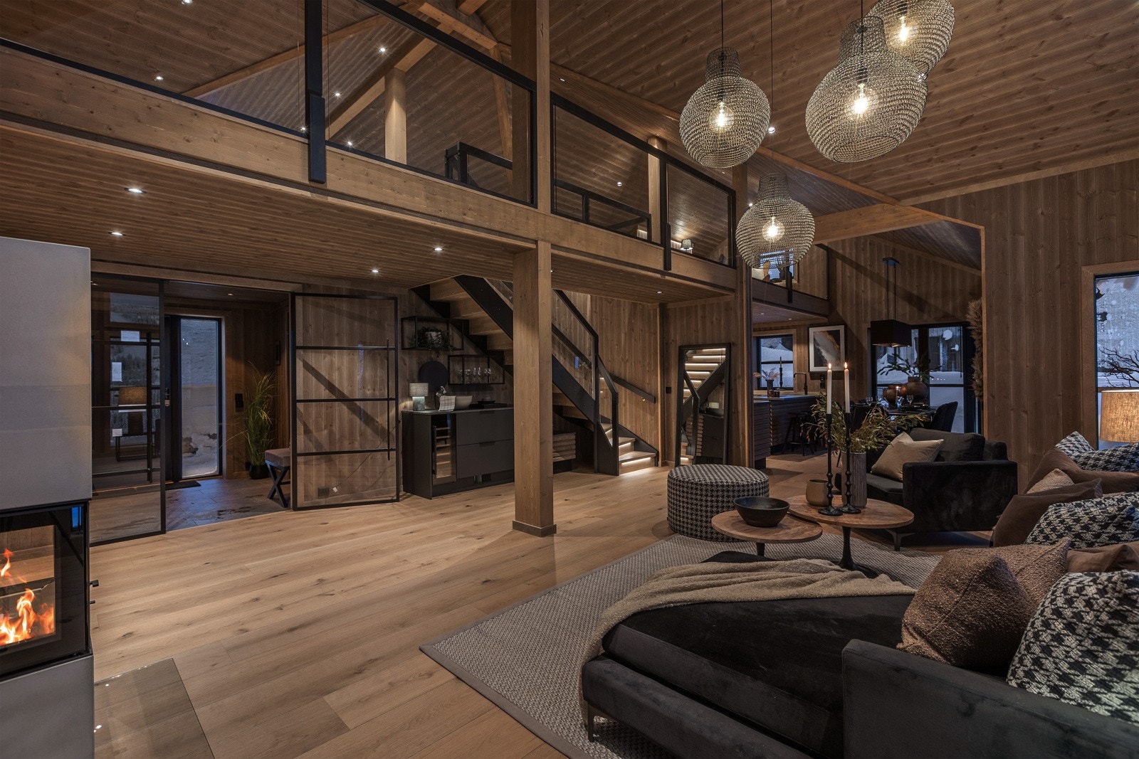 Fra hemsen er det åpen ned til stuen. Galleribilde