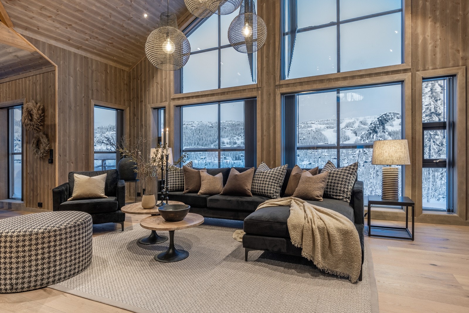 Meget tiltalende stue- og kjøkkenløsning med store vinduflater Galleribilde