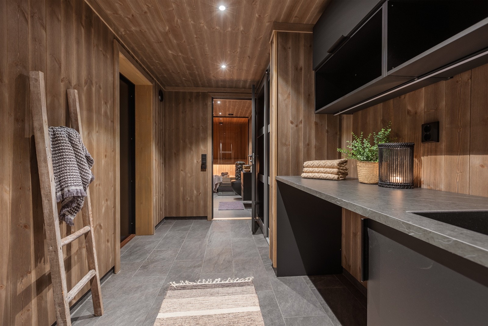 Romslig vaskerom med plass til vaskemaskin/tørketrommel, benkeplate med utslagsvask Galleribilde