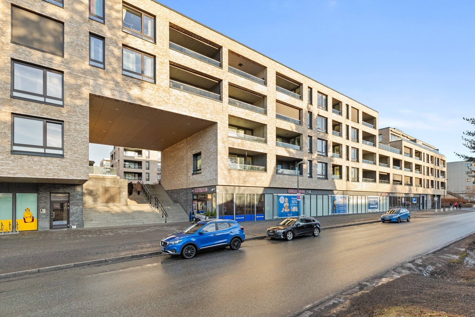 Det er meget kort vei til flere butikker og spisesteder, blant annet Rema1000 som ligger i underetasjen i sameiet med direkte adkomst fra garasjen. Galleribilde