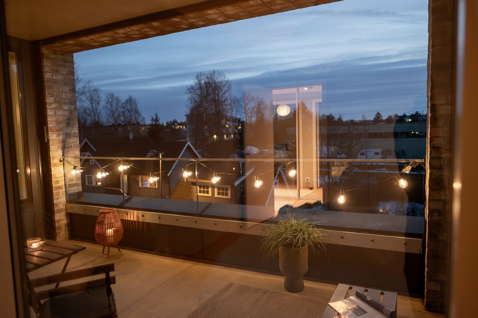 Fra soveromsvinduet ser man ut til balkongen og har utsikt over området Galleribilde