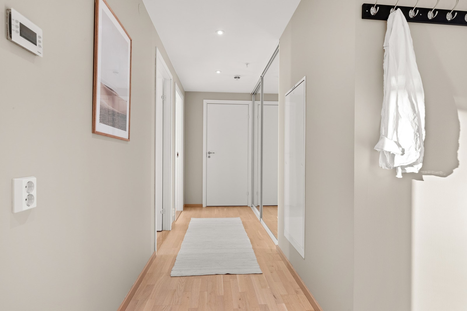 Velkommen inn i leiligheten! Entrèen er lys og innbydende og gir et godt førsteinntrykk av boligen. Galleribilde