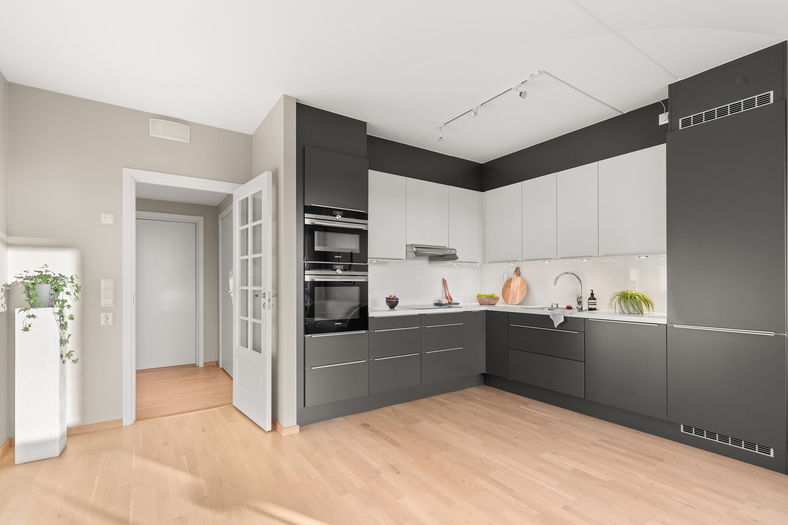 Kjøkkenet er et stilfult og påkostet HTH-kjøkken med innredning av glatte fronter med laminat benkeplate og nedfelt vask. Galleribilde
