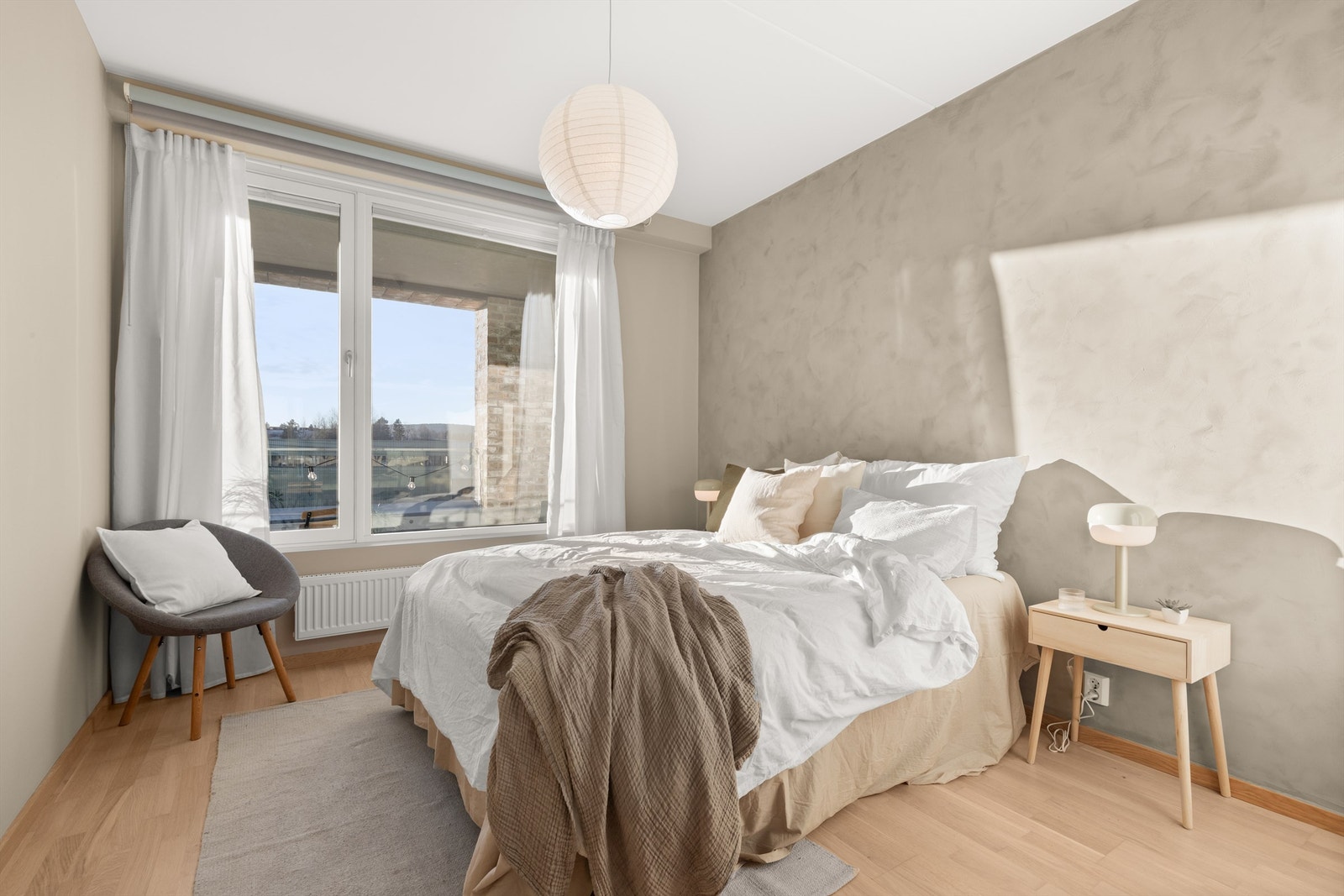 Hovedsoverommet er av god størrelse og har plass til dobbeltseng, tilhørende nattbord og annet ønskelig soveromsmøblement. Galleribilde