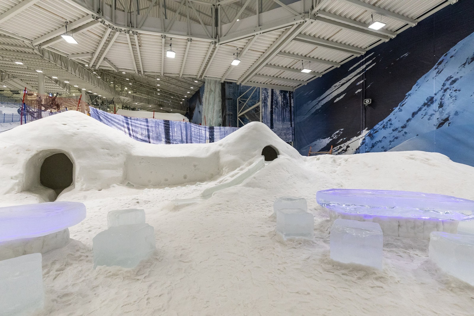 I området ligger også SNØ, en innendørs snøarena med restaurant og shopping, hvor man kan stå langrenn, alpint, freeski og snowboard hele året rundt. Galleribilde