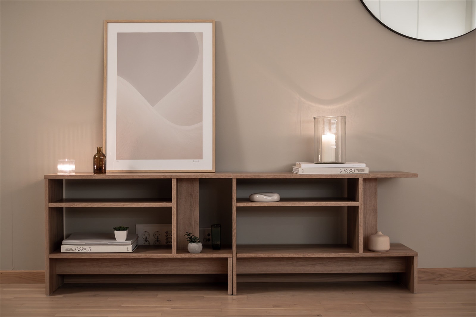 Soverom, stue og bad inneholder varmekilder som varmes opp via fjernvarme, noe som gir svært behagelig inneklima. Alt kan styres fra panel i gang og i de ulike rommene. Galleribilde