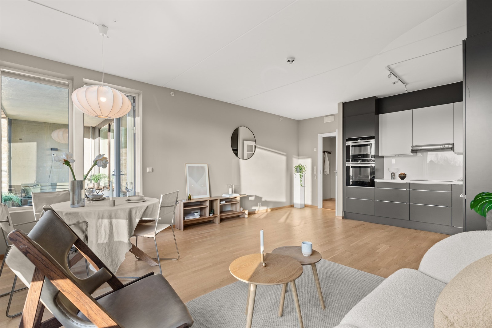 Den romslige plassen gjør det mulig å møblere i soner, med sofa, tilhørende sofabord og en spisegruppe om ønskelig. Galleribilde