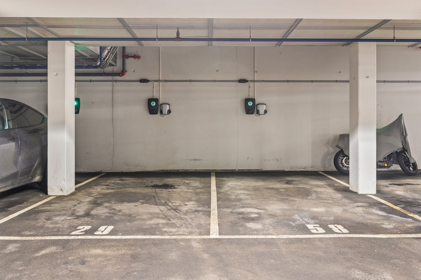 Parkeringsplass i parkeringskjeller med elbillader medfølger salget. Herfra er det kort vei til heisen opp til leiligheten, og til kjellerboden som hører til. Galleribilde