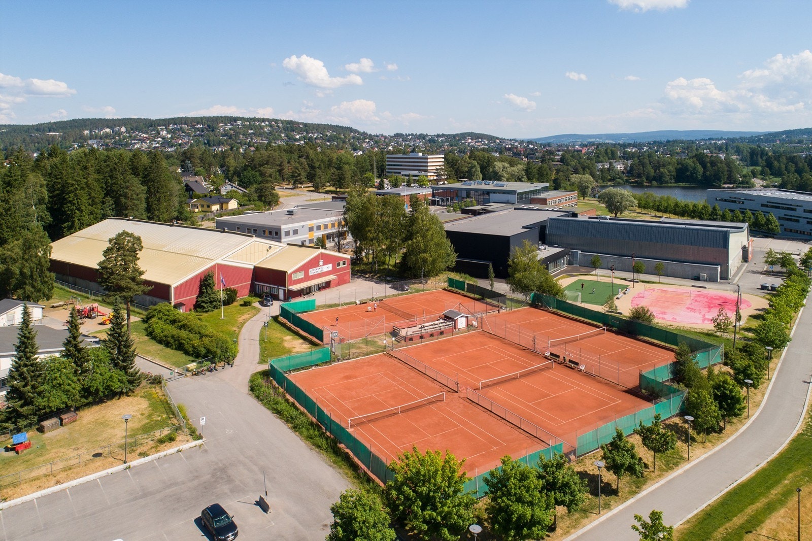 Det er flere aktivitetstilbud i området for både store og små, blant annet Lørenskog tennisklubb Galleribilde