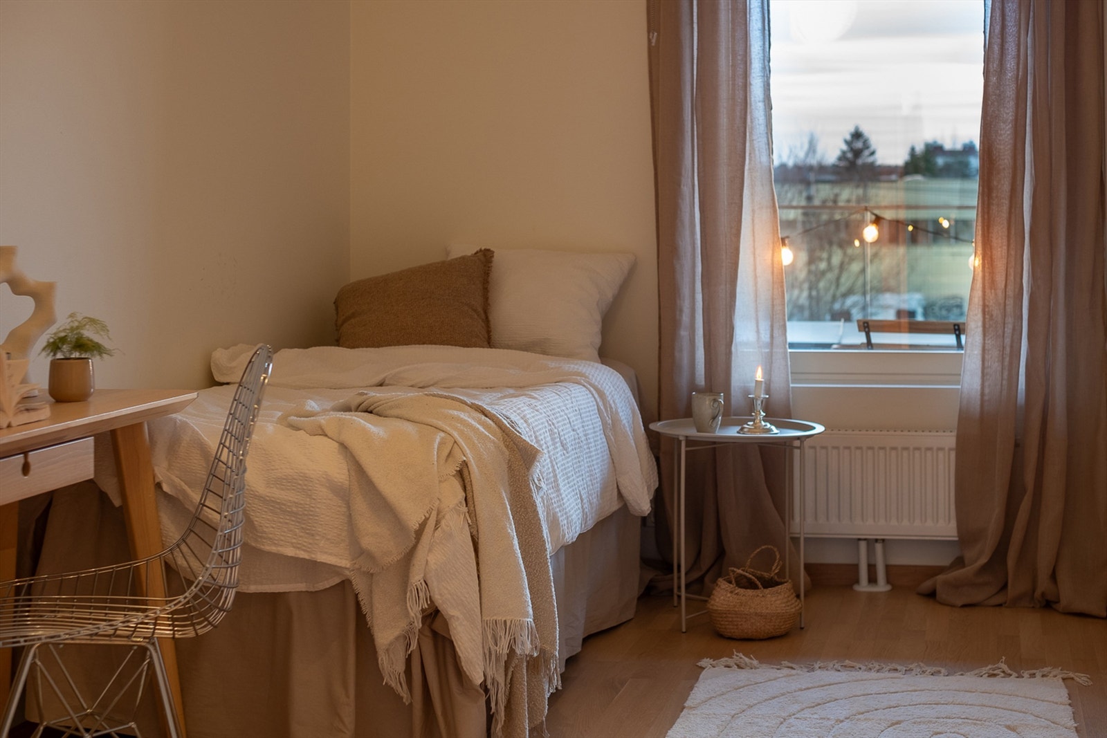 Her er det plass til å møblere med seng, nattbord og skrivepult. Galleribilde