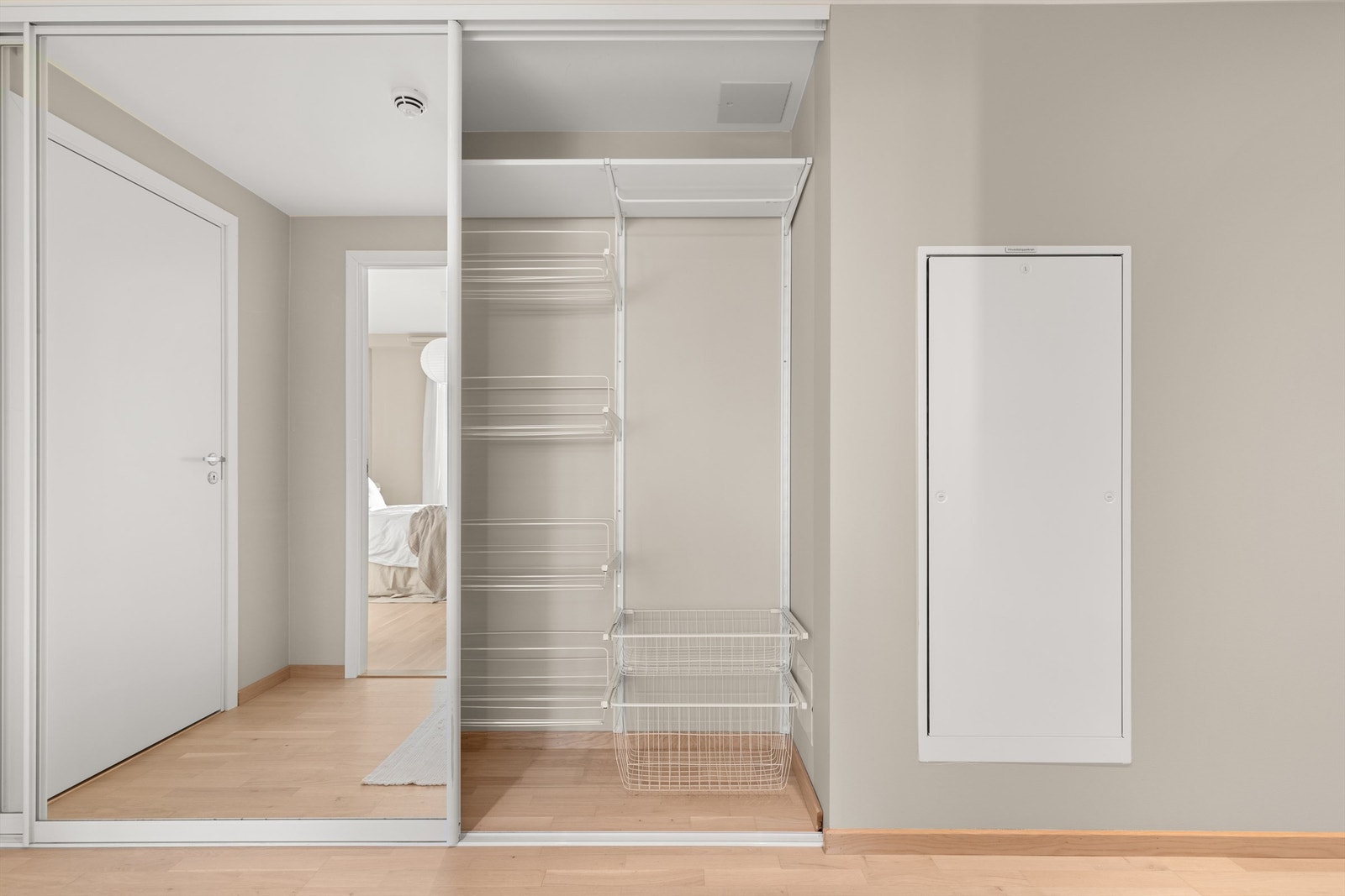 Det er god plass til å henge fra seg sko og jakker i en romslig skyvedørsgarderobe. Her får man mye ekstra oppbevaringsplass Galleribilde