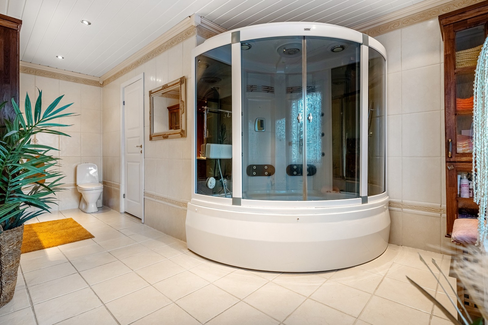 Her har man bl.a. gulvvarme, downlights i tak og et steam-dusjkabinett Galleribilde