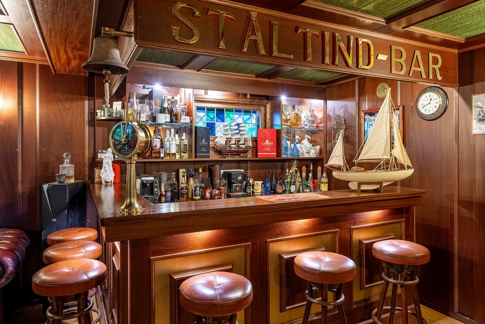 I sokkeletasjen er det ene rommet innredet som en stilig bar med maritimt preg Galleribilde