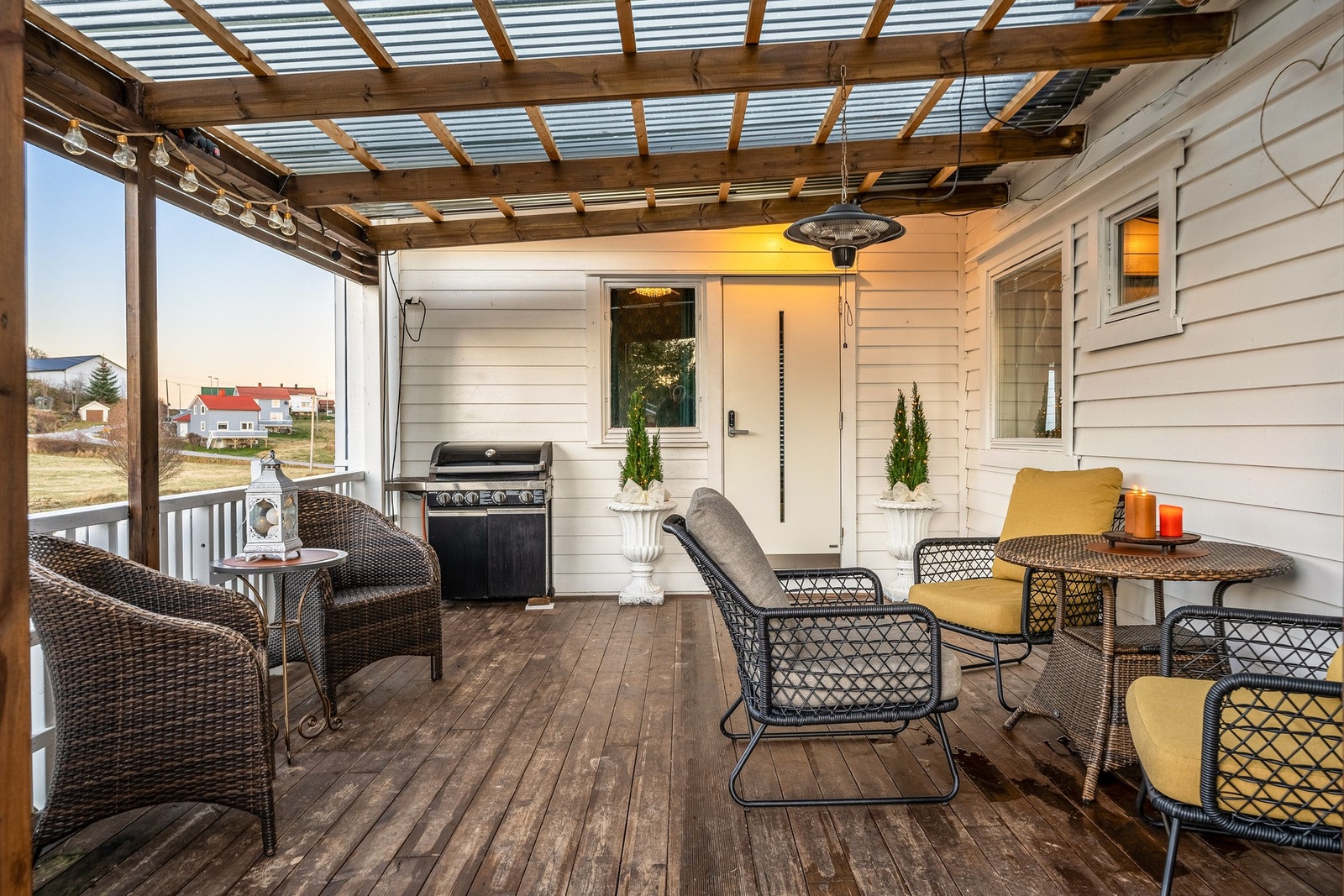 Overbygd inngangsparti med høy bruksverdi Galleribilde