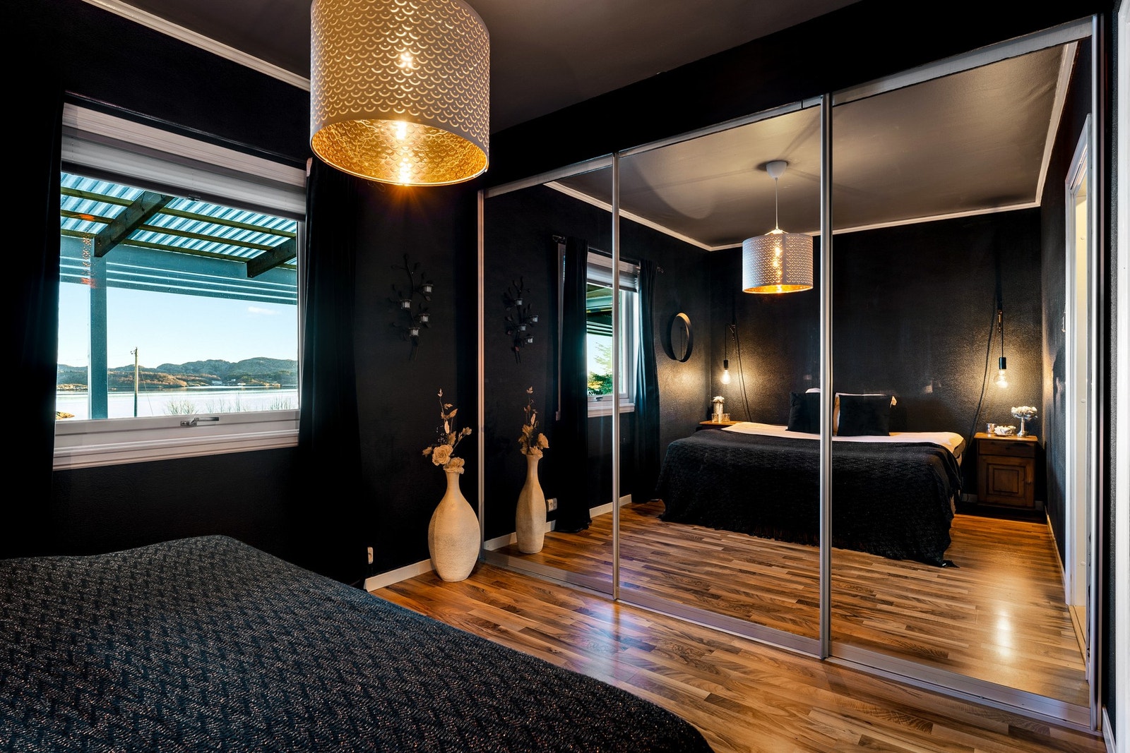 Stor og praktisk skyvedørsgarderobe som har godt med oppbevaringsplass Galleribilde