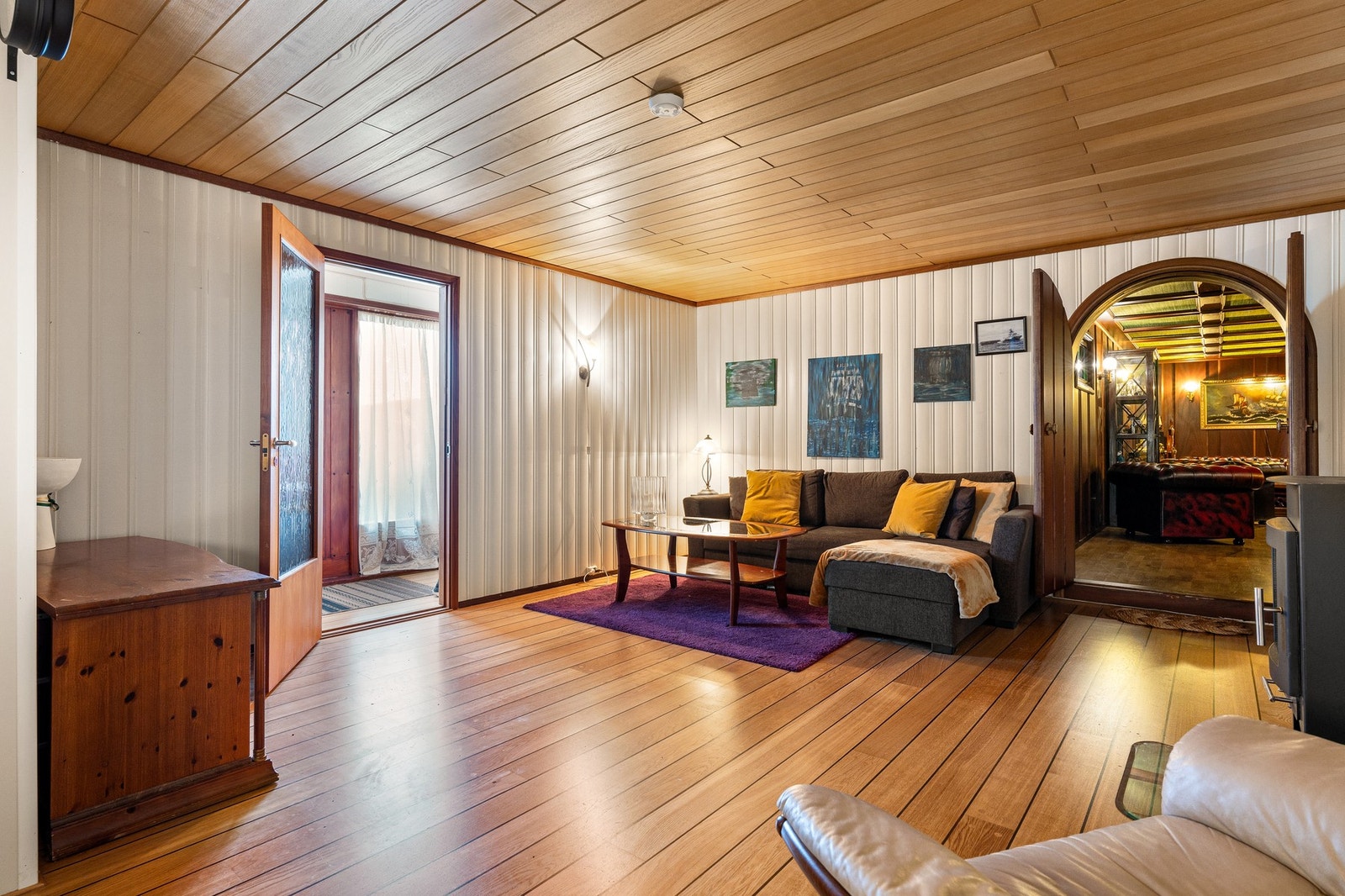 Stue og inngangsparti i sokkeletasjen Galleribilde