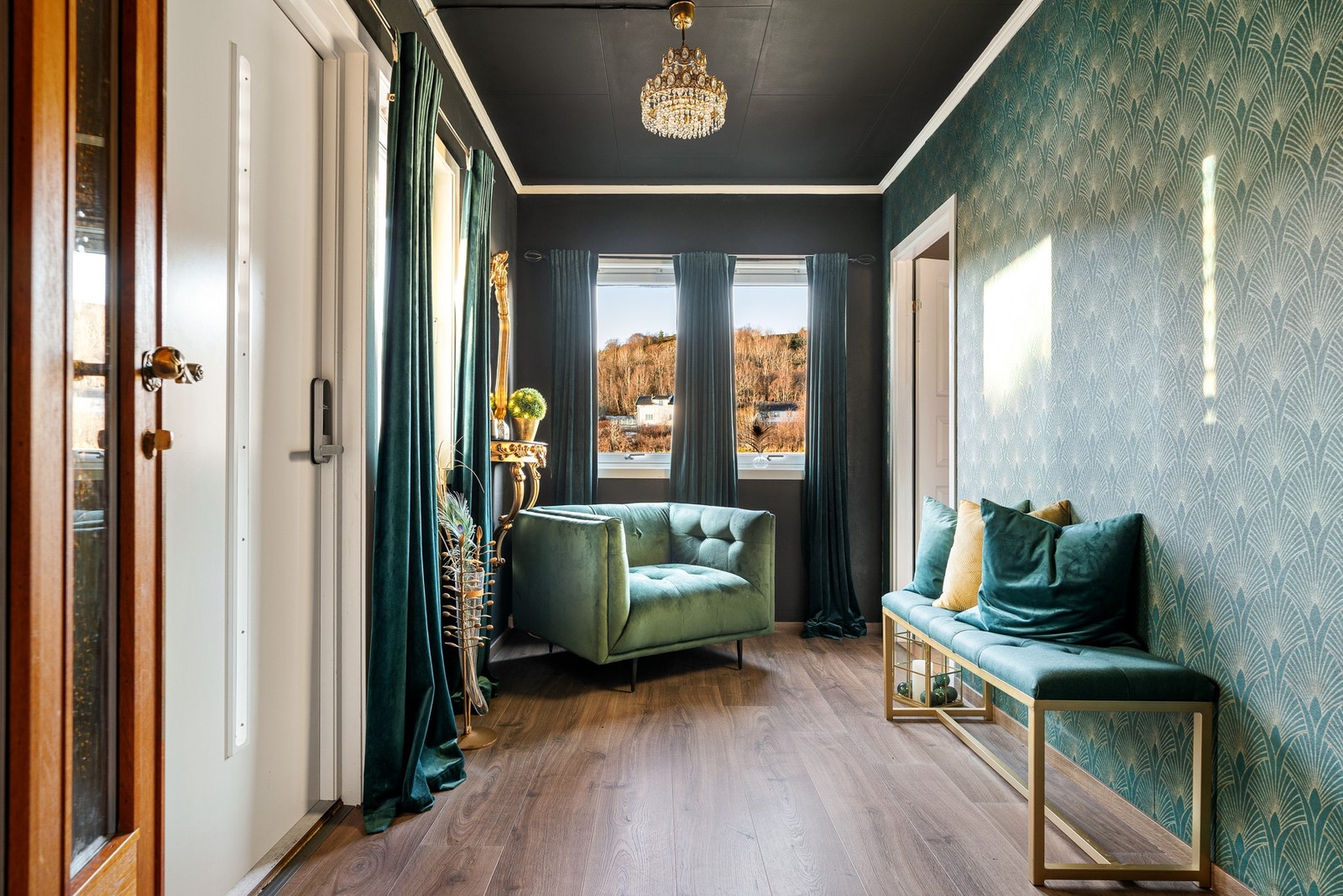 Fin entré med god plass til div. møblement Galleribilde