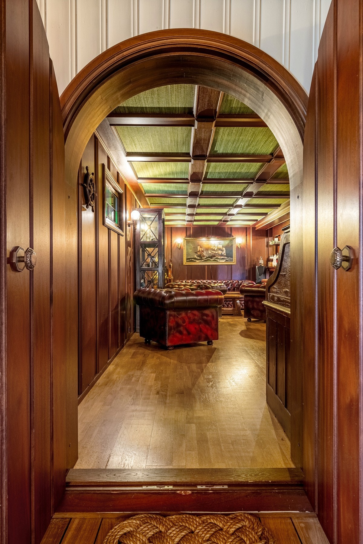 Stilige detaljer som man legger merke til ved inngang til baren Galleribilde