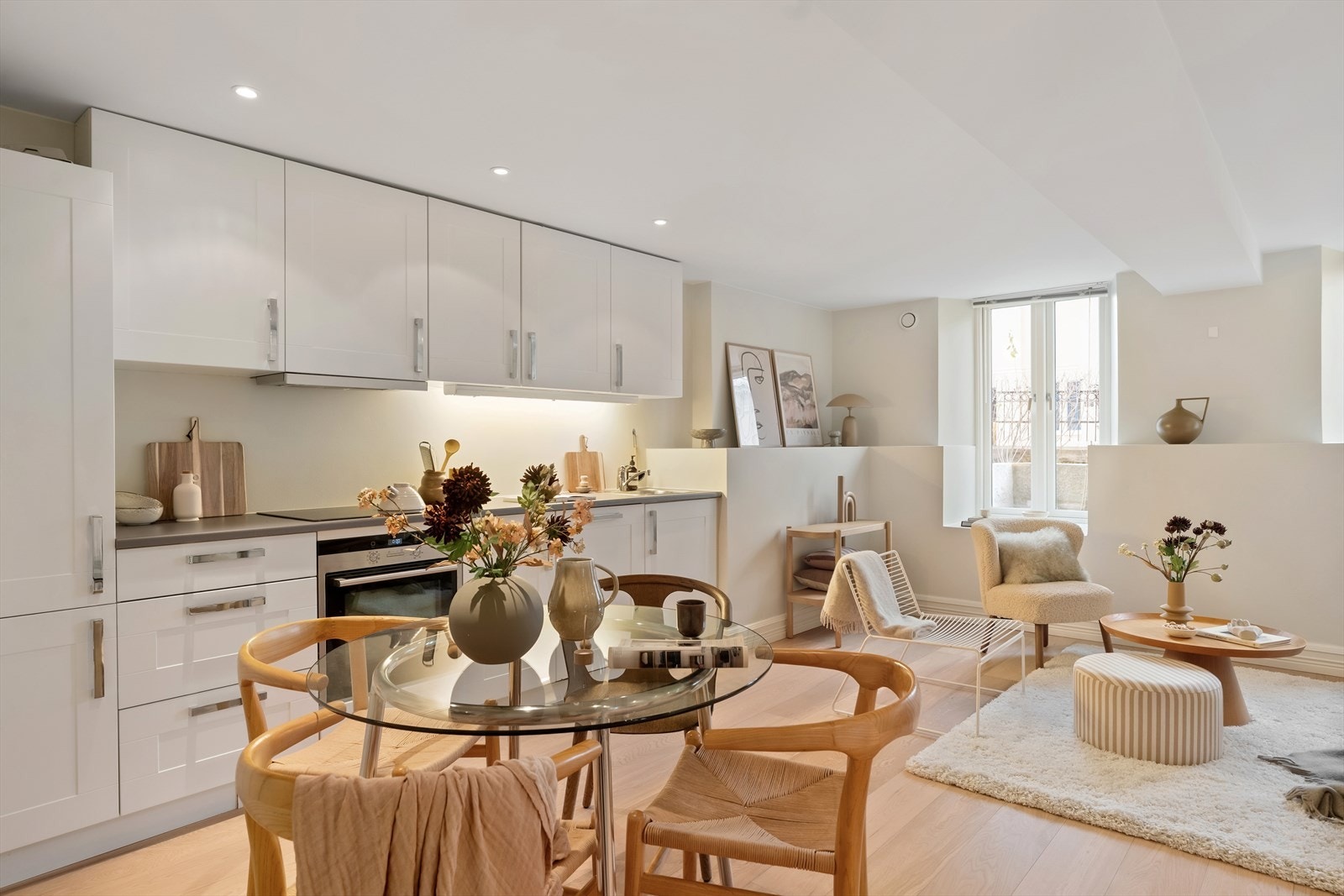 Åpen og luftig kjøkken/stueløsning med flere gode soner og møbleringsmuligheter Galleribilde