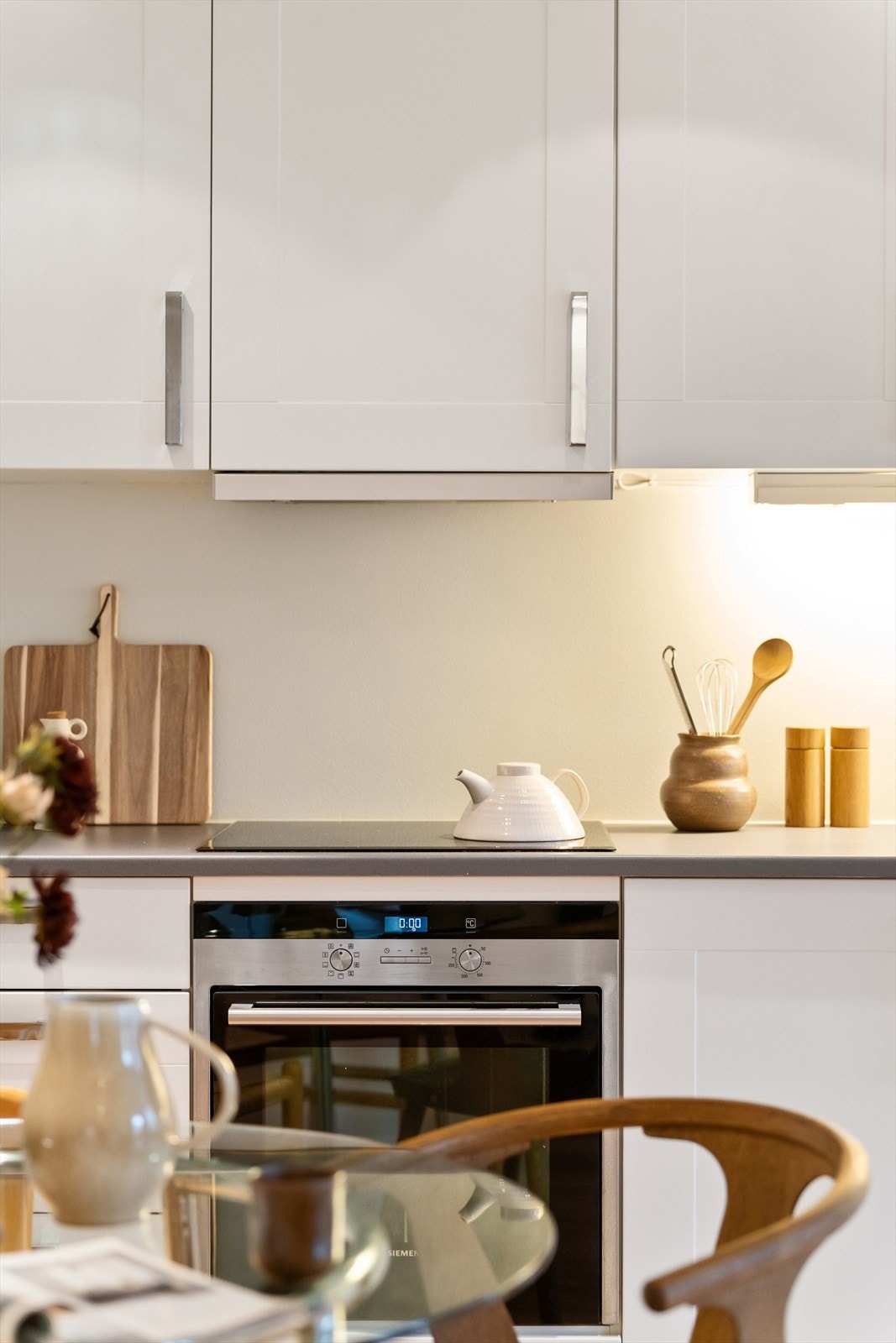 Laminat benkeplate med induksjon platetopp og vifte over Galleribilde