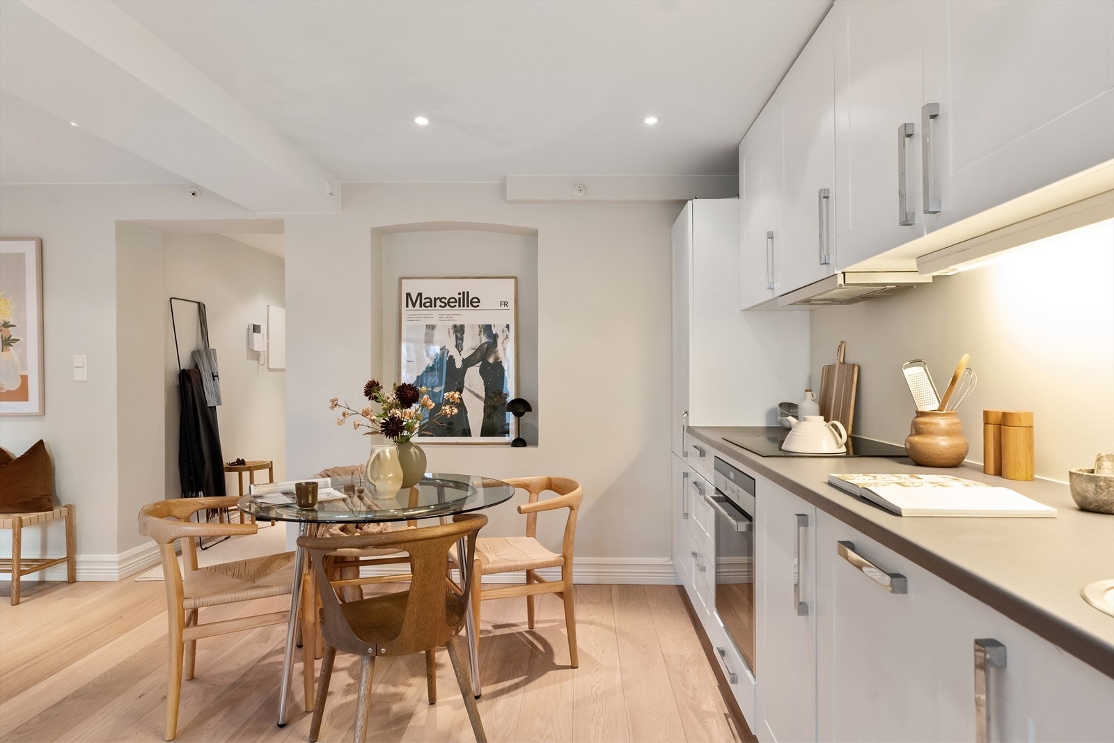 Fullintegrerte hvitevarer inkluderer stekeovn, oppvaskmaskin, kjøleskap og fryser Galleribilde