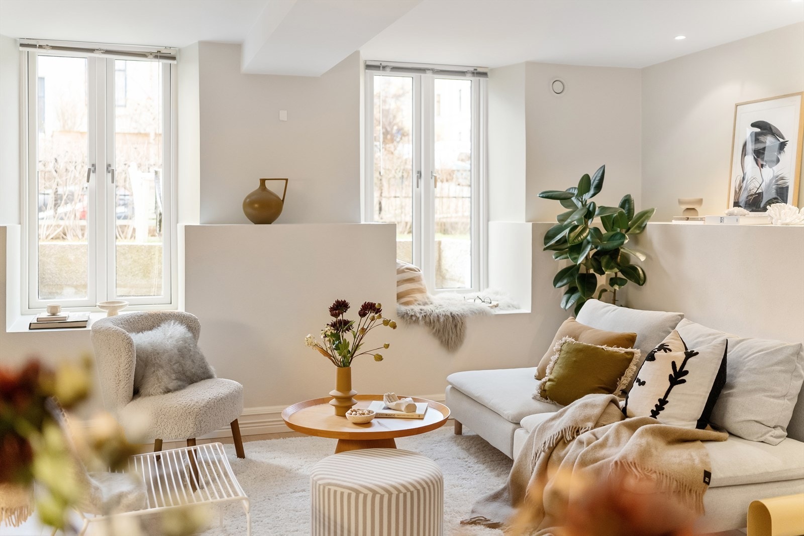 Lys og innbydende 2-roms leilighet på svært ettertraktet beliggenhet. Hyggelig forhage. Oppvarming inkl. Tilbaketrukket. Galleribilde