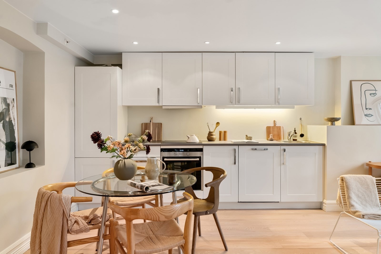 Flott kjøkkeninnredning med profilerte fronter i tidløs design Galleribilde