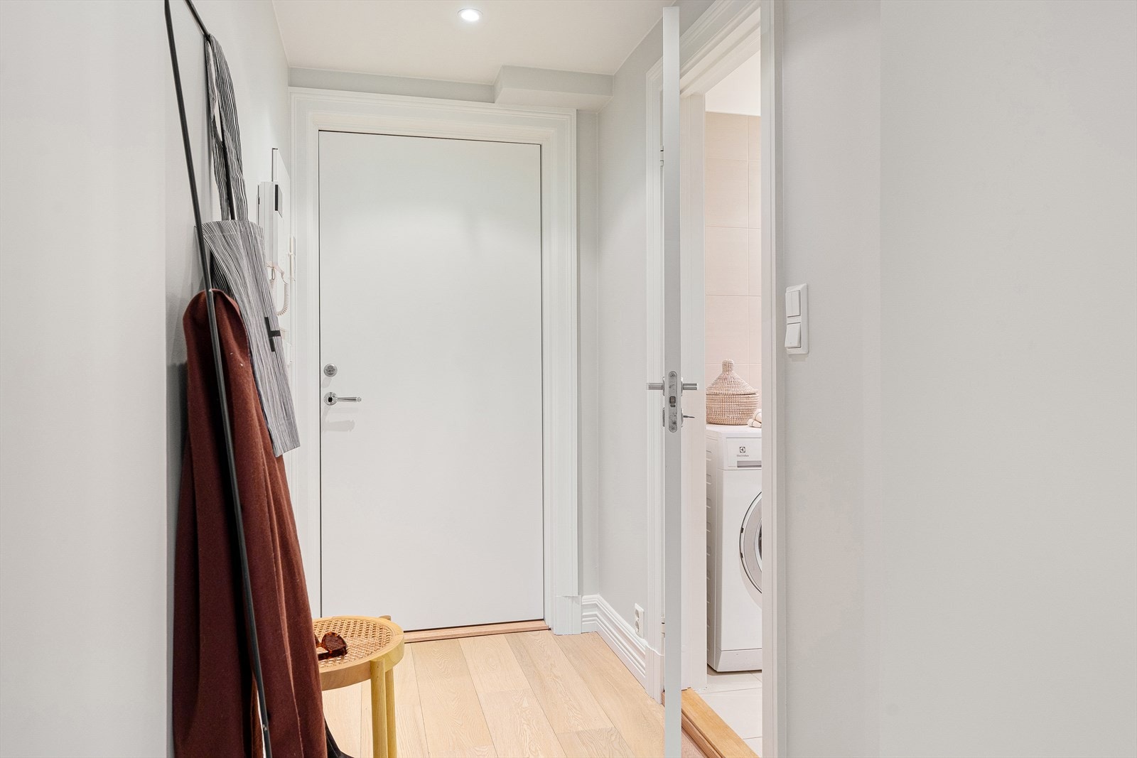 Entré/hall med plass til å henge av seg ytterklær og sko Galleribilde