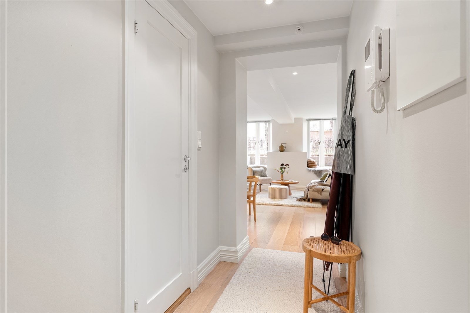 Leiligheten ble gjort om fra kontor til bolig i 2012 og holder en gjennomgående høy standard Galleribilde