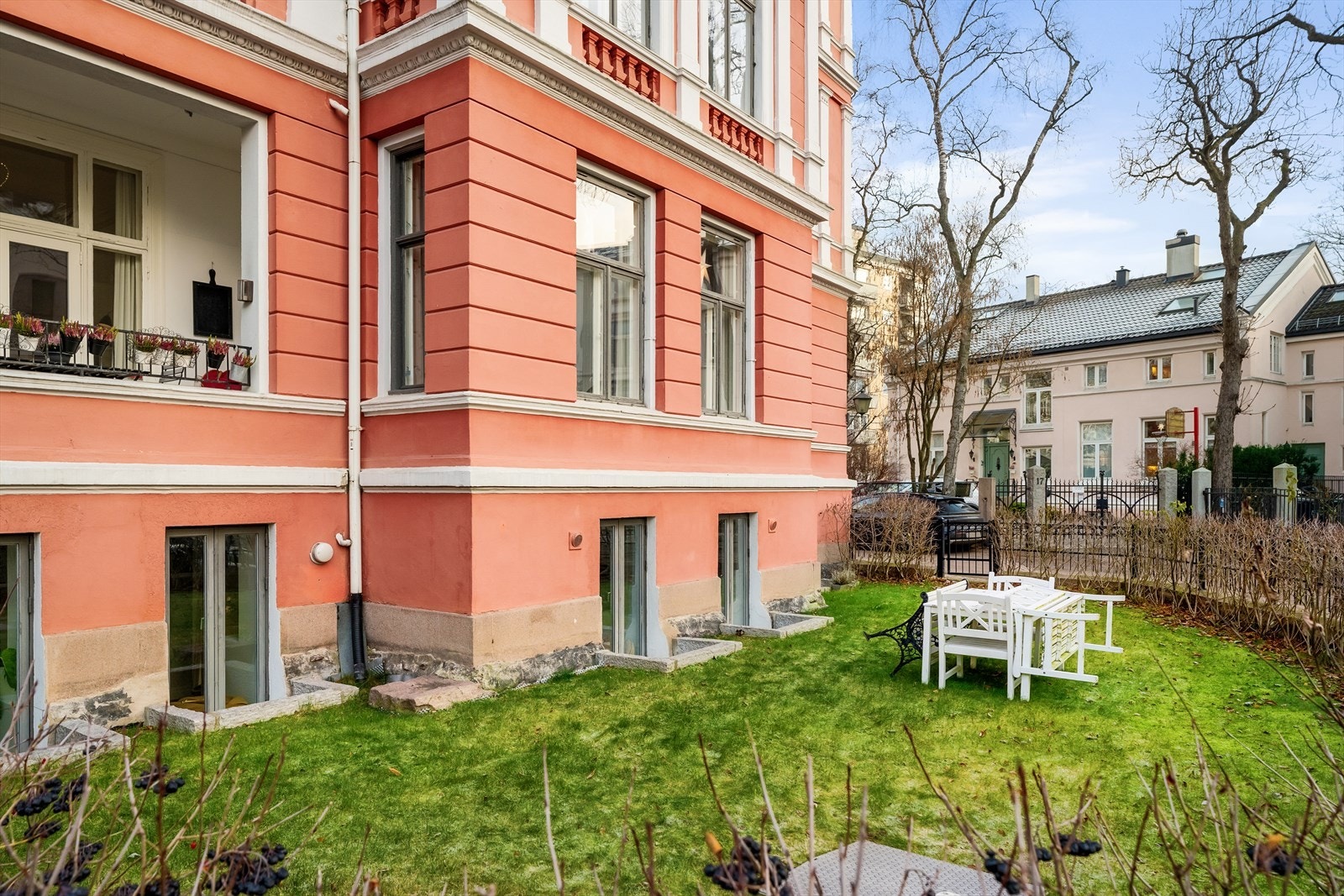 Her kan mange solfylte dager nytes i stille omgivelser og enveiskjørt gate Galleribilde