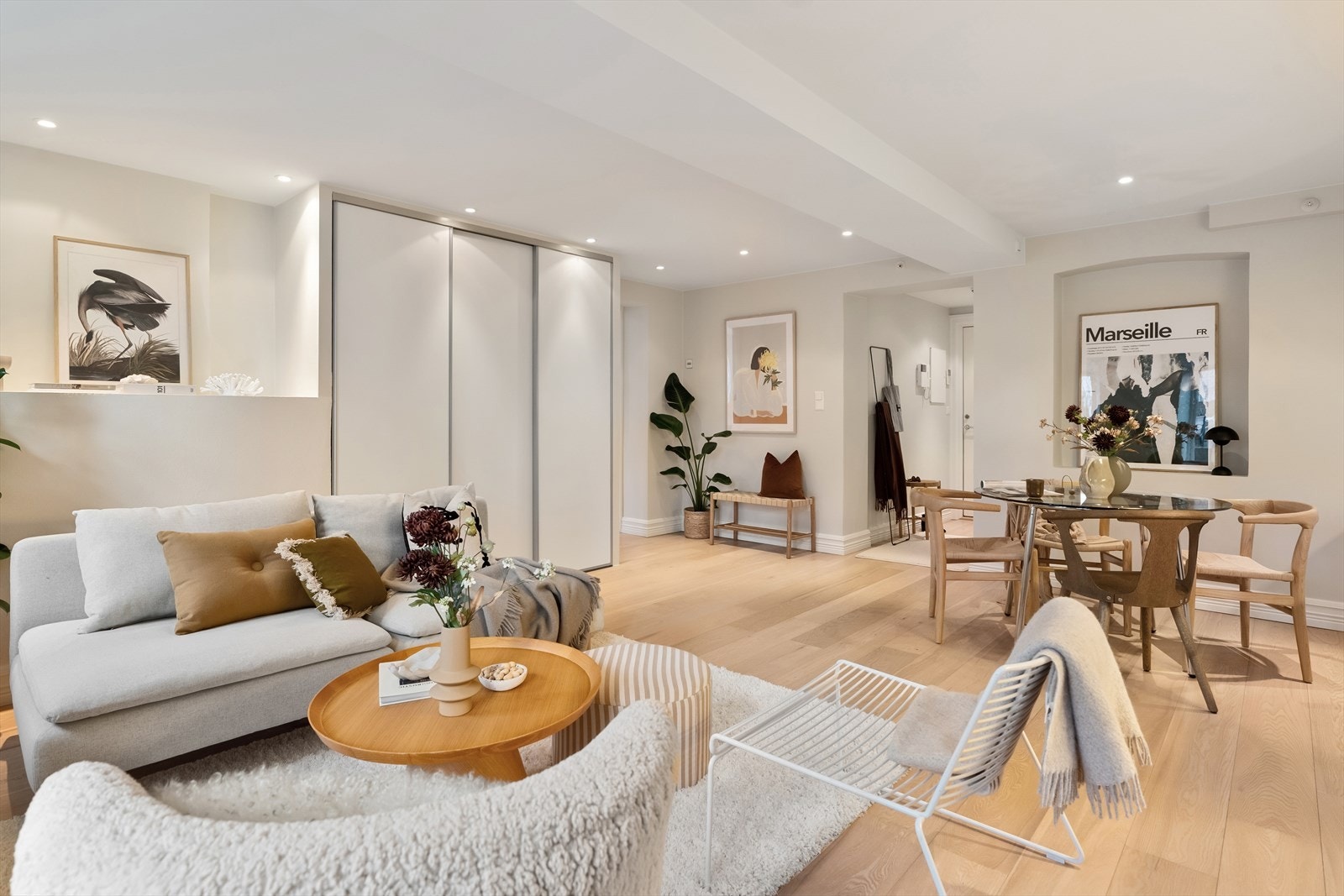 God plass til å møblere med sofagruppe, lenestol og tilhørende møblement Galleribilde