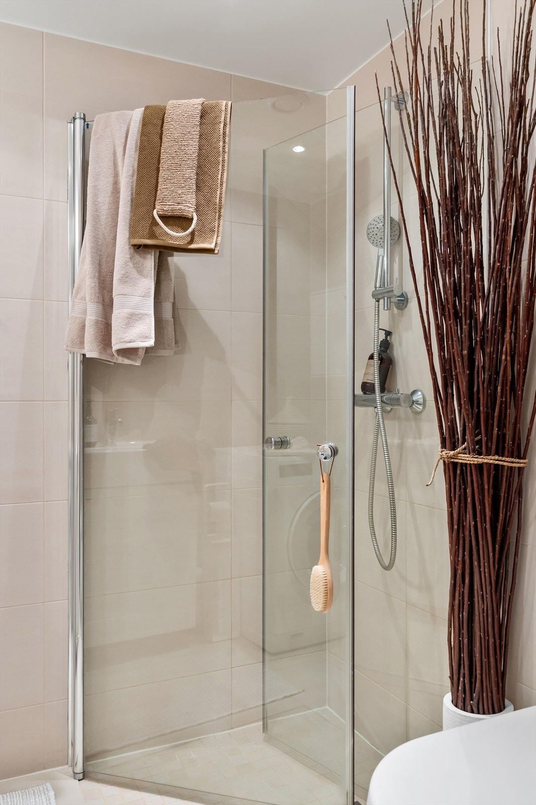 Dusjhjørne med glassdører samt 1-greps dusjbatteri fra Damixa Galleribilde