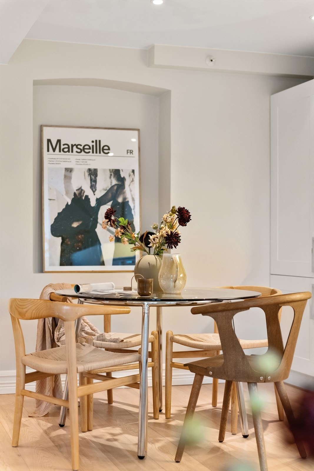 God plass til spisebord med stoler Galleribilde